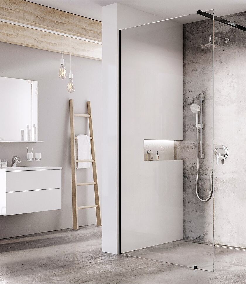 Lichte, schone badkamer met inloopdouche, glazen wand en wastafelmeubel